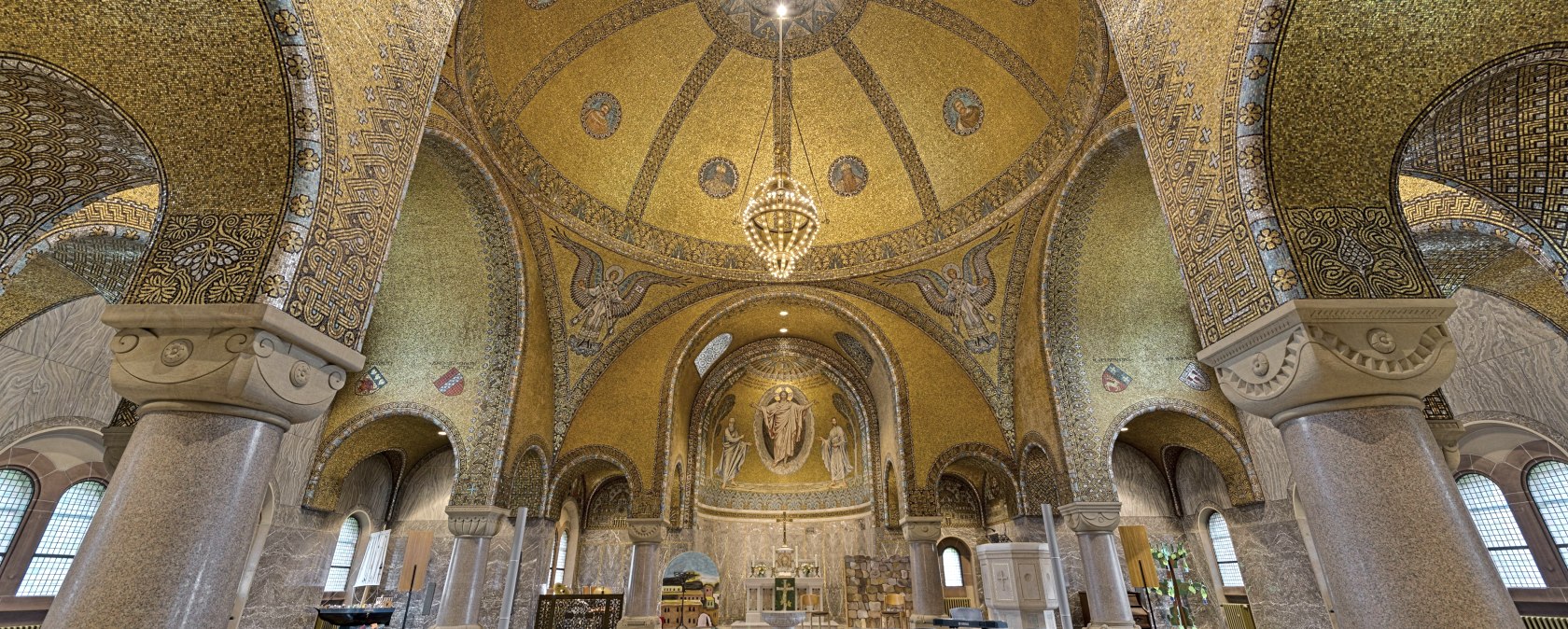 Erlöserkirche Gerolstein Innenansicht, © Foto Achim Meurer, https://achimmeurer.com/ Erlöserkirche Gerolstein Innenansicht, © Foto Achim Meurer, https://achimmeurer.com/