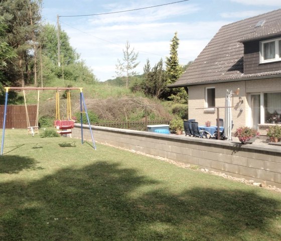 Garten mit Schaukel Garten mit Schaukel