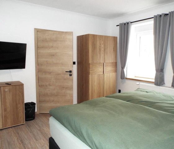 Schlafzimmer 1 mit Kleiderschrank und TV Schlafzimmer 1 mit Kleiderschrank und TV