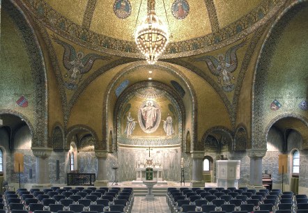 Innenraum der Erlöserkirche Gerolstein, © TW Gerolsteiner Land GmbH Das Innere der Erlöserkirche mit Blick zur Decke und zum Altar. Die Decke ist mit goldenen Mosaiken, Engeln und einem großen Kronleuchter geschmückt. Rundfenster lassen Licht in den prunkvollen Kirchenraum.