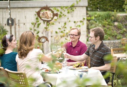 Gezellig diner na de wandeling, © Eifel Tourismus GmbH, Dominik Ketz Gezellig diner na de wandeling, © Eifel Tourismus GmbH, Dominik Ketz