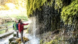 Erfrischung am Wasserfall Dreimühlen am Eifelsteig, © Eifel Tourismus GmbH, D. Ketz Erfrischung am Wasserfall Dreimühlen am Eifelsteig, © Eifel Tourismus GmbH, D. Ketz