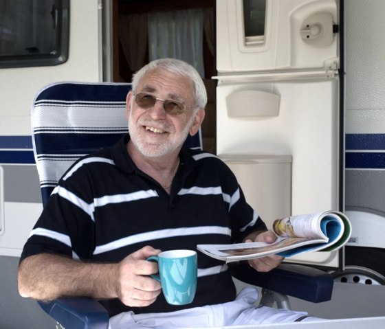 Urlauber auf dem Wohnmobilstellplatz, © Jörg Lantelme Urlauber auf dem Wohnmobilstellplatz, © Jörg Lantelme