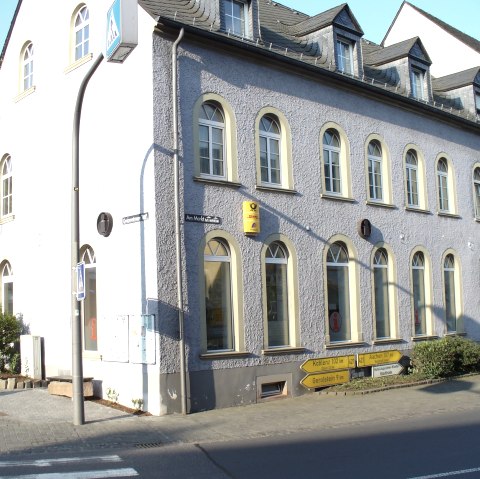 Exterior façade of the Hillesheim Tourist Information Centre with Deutsche Post branch and DHL shop., © Tourist-Information Gerolsteiner Land Exterior façade of the Hillesheim Tourist Information Centre with Deutsche Post branch and DHL shop.