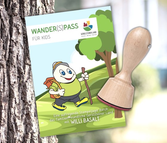 Titelseite "Wander(S)pass für Kids" mit Stempel
, © Touristik GmbH Gerolsteiner Land Titelseite "Wander(S)pass für Kids" mit einem Stempel vor einem Baum