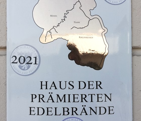 Auszeichnung zum "Haus der prämierten Edelnbrände" 2020, 2021 und 2022
, © Gin Manufaktur – Leo Blum Auszeichnung zum "Haus der prämierten Edelnbrände" mit Stempeln für die Jahre 2020, 2021 und 2022
