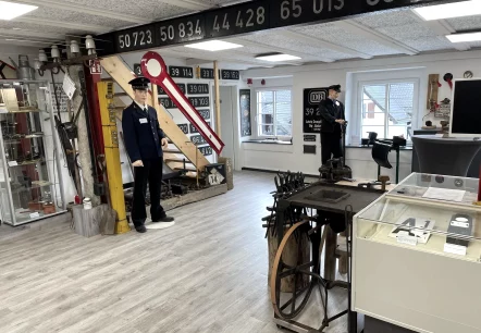 Exhibition room at the Jünkerath Railway Museum with various exhibits on railway history.
, © Manfred Jehnen Exhibition room at a museum on the subject of railway history with dolls in conductor's uniforms, barriers, badges and much more.