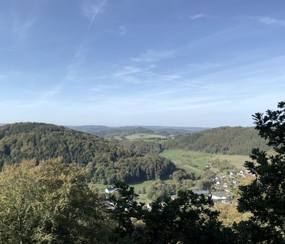 Ausblick vom Mühlberg Hohenfels-Essingen, © Touristik GmbH Gerolsteiner Land, Leonie Post Ausblick vom Mühlberg Hohenfels-Essingen, © Touristik GmbH Gerolsteiner Land, Leonie Post
