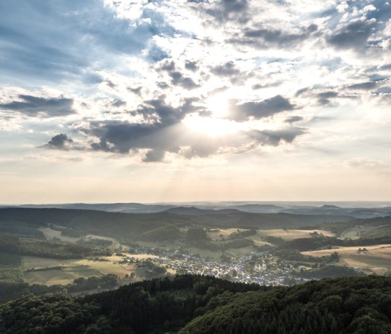 Uitzicht op Neroth en de Nerother Kopf, © Rheinland-Pfalz Tourismus, D. Ketz Uitzicht op Neroth en de Nerother Kopf, © Rheinland-Pfalz Tourismus, D. Ketz
