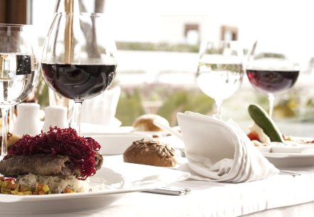 Restauranttafel met verschillende gerechten en dranken.
, © Pixabay Mooi gedekte tafel in een restaurant met verschillende gerechten op de borden en wijnglazen en waterglazen ernaast.