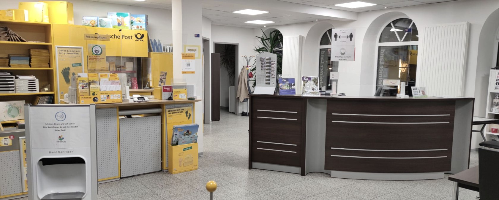 Interior of the Hillesheim Tourist Information Centre with post office.
, © Touristik GmbH Gerolsteiner Land Interior of the Hillesheim Tourist Information Centre with tourist counter on the right and post office counter on the left.