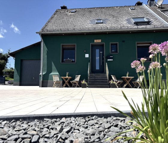 Außenansicht der Pension mit Parkplatz Außenansicht der Pension mit Parkplatz