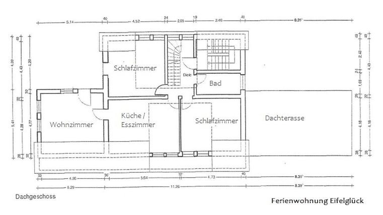 Ein Grundriss einer Ferienwohnung mit mehreren Zimmern. Die Räume umfassen Schlafzimmer, ein Wohnzimmer, eine Küche/Esszimmer und ein Bad.