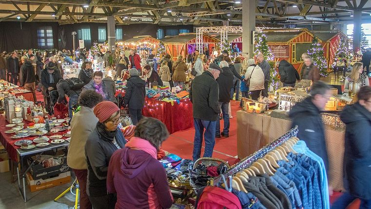 Many people are looking around at the indoor Christmas market in Hillesheim.
