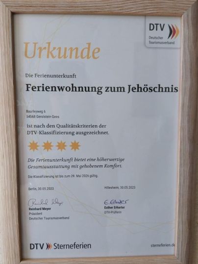 Een certificaat voor het vakantiehuis "zum Jehöschnis" met een beoordeling van vier sterren. De onderscheiding bevestigt de hoge kwaliteit en comfortabele inrichting van de accommodatie.