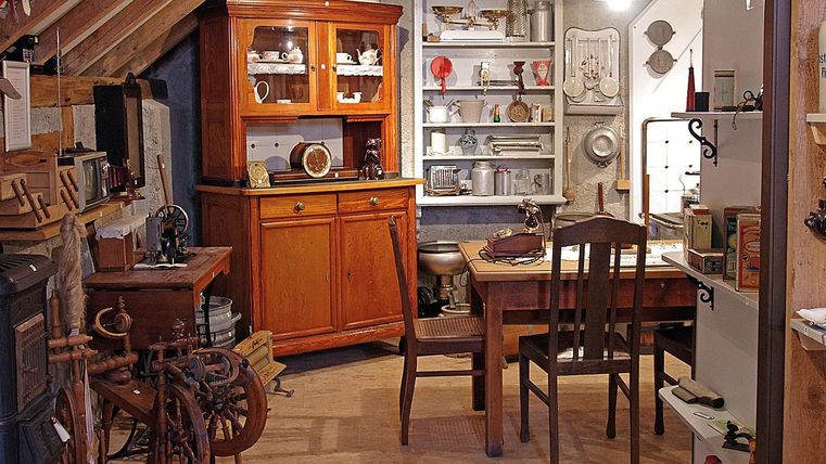 Innenansicht des kleinen Museums mit antiken Möbeln und Haushaltsgegenständen.
