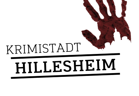 Het Misdaadstad Hillesheim-logo toont een bloederige handafdruk en contouren van de stad Hillesheim, evenals de woorden "Misdaadstad Hillesheim".