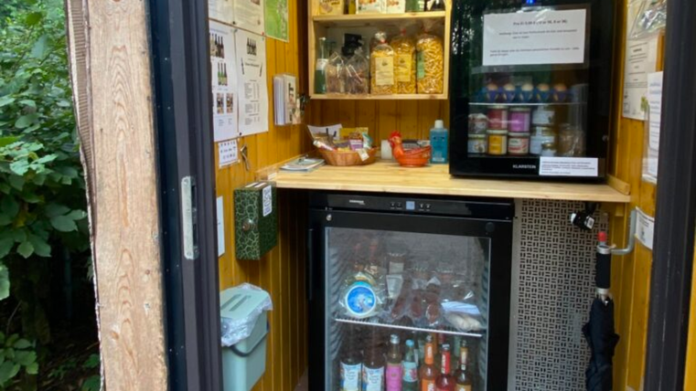 Der vielleicht kleinste Hofladen der Vulkaneifel – mit einem großen Angebot an regionalen hergestellten Produkten!Bei uns finden Sie alles, was das Genießer Herz begehrt: Frische Eier von unseren Hühnern, Honig aus eigener Imkerei und handgemachte Nudeln, mit unseren eigenen Eiern. Entdecken Sie auch Wildspezialitäten aus unserer Region, sorgfältig zubereitet und garantiert ein Gaumenschmaus.