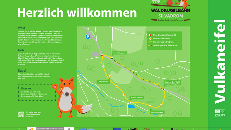 Informationsschild "Herzlich willkommen" am Startpunkt des Naturerlebnispfades mit Informationen zum Wald, Holz, den Kugeln und der Strecke.