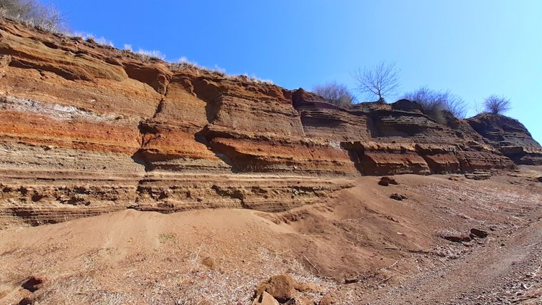 Gesteinsschichten am Rockeskyller Kopf unter blauem Himmel.