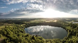 Weinfelder and Schalkenmehren maar, © Eifel Tourismus GmbH, D. Ketz