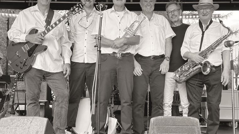 Gruppenbild der Musiker in schwarz-weiss