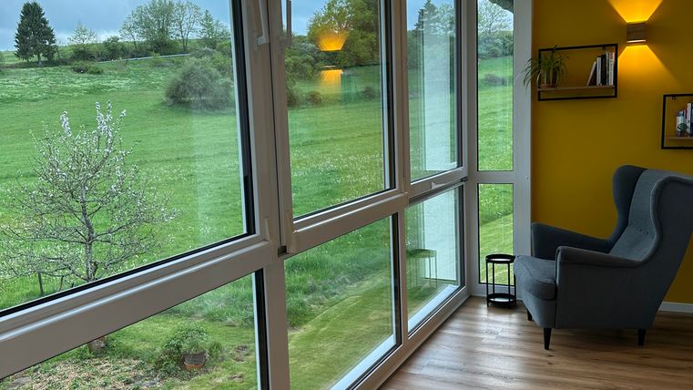 Blick aus dem Wintergarten über das großzügige Grundstück