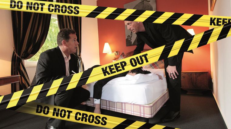 Deux enquêteurs se tiennent dans une chambre d'hôtel sécurisée par du ruban de scène. Une personne est allongée sur le lit, tandis que les enquêteurs examinent la situation.