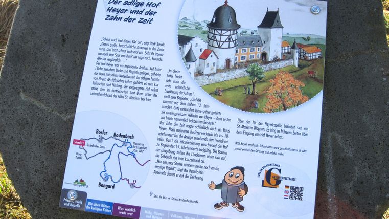 Infotafel über den adligen Hof Heyer mit historischem Bild und Text.