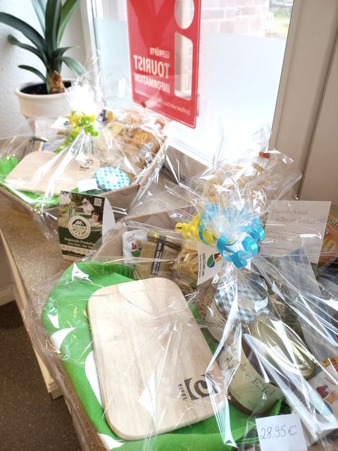 Ein schön verpackter Geschenkkorb mit zahlreichen regionalen Lebensmitteln und Produkten.