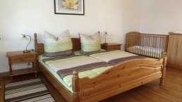 Schlafzimmer 1, mit Kinderbett