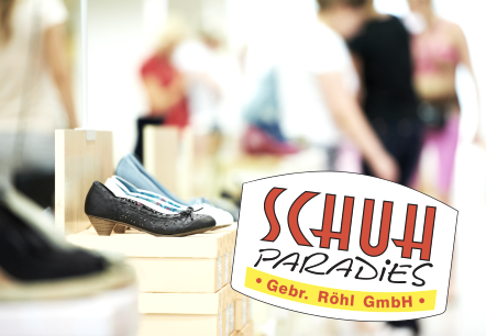 Verschiedene Damenschuhe auf Kartons und personen verschwommen im Hintergrund. Das Logo des Schuhparadies im Vordergrund.