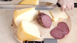 K&auml;se und Salami Snack, &copy; Gr&ouml;ner Hof