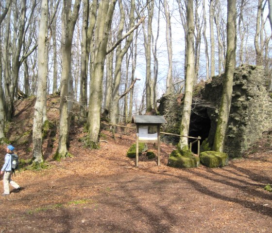 Visitors to the Freudenkoppe castle ruins, © Touristik GmbH Gerolsteiner Land, Ute Klinkhammer