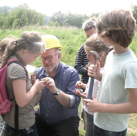 Gesteinsdetektive in Aktion, © Touristik GmbH Gerolsteiner Land
