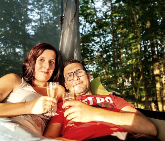 Eifel Adventures Baumzelt mit Paar, &copy; EifelAdventures, Saxler