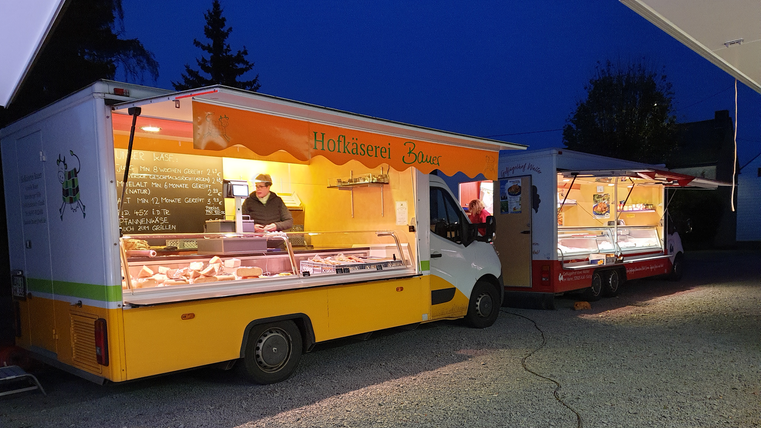 2 Marktstände mit Fleischangebot