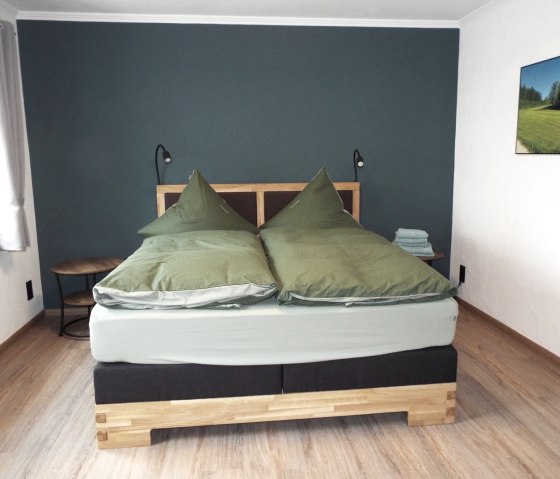 Schlafzimmer 1 mit großem Doppelbett