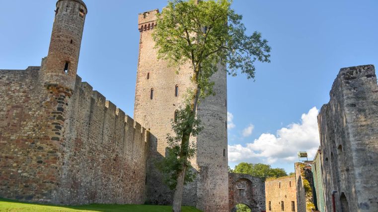 Die Burgruine der Kasselburg vom Burghof aus der Froschperspektive bei sonnigem Wetter