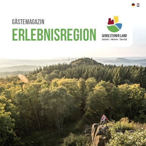 Titelseite der Bosch&uuml;re "G&auml;stemagazin Erlebnisregion Gerolsteiner Land" mit Landschaftsaufnahme inkl. Wanderer.