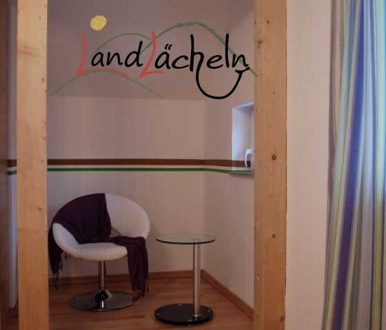 Eine kleine Leseecke im ,gr&uuml;nen' Schlafzimmer, &copy; Familie Flo&szlig;dorf