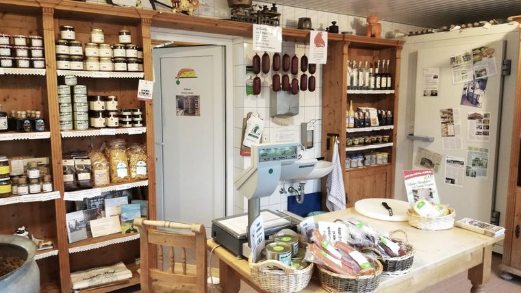 Shop des Gröner Hofs mit zahlreichen eigenen regionalen Lebensmitteln wie Wurst, Käse, Nudeln und Honig.