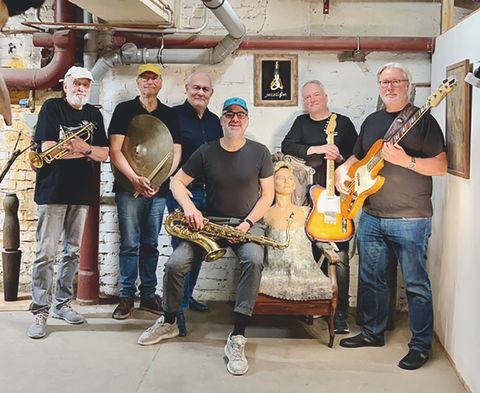 Photo de groupe du groupe Jazzlight. 6 musiciens tiennent leurs instruments à la main