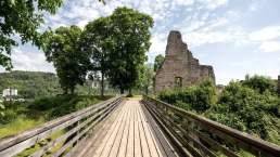 Brücke zur Burg, © Eifel Tourismus GmbH/Dominik Ketz