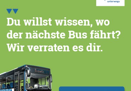Grafik des Verkehrsverbund Region Trier - kurz VRT  - von einem ihrer Busse. Dar&uuml;ber der Schriftzug "Du willst wissen, wo der n&auml;chste Bus f&auml;hrt? Wir verraten es dir.". Neben dem Bus ein hervorgehobener Button mit "Zur Fahrplanauskunft" darauf. 
