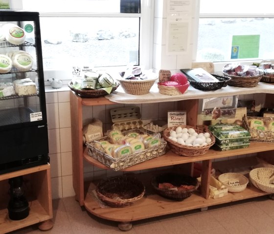 Sales shelves at Gröner Hof with numerous regional products from our own production, such as cheese, sausages and eggs.