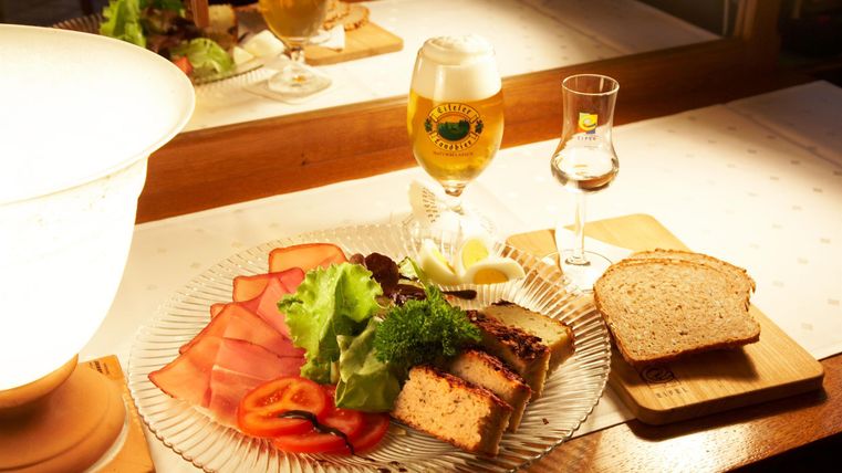 Brotzeit mit einem Glas Bier