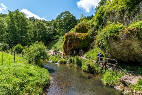 Der Wasserfall in Ahbach, mit wunderschönen Grüner Wiese neben ihm