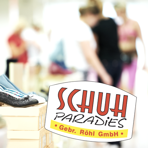 Verschiedene Damenschuhe auf Kartons und personen verschwommen im Hintergrund. Das Logo des Schuhparadies im Vordergrund.