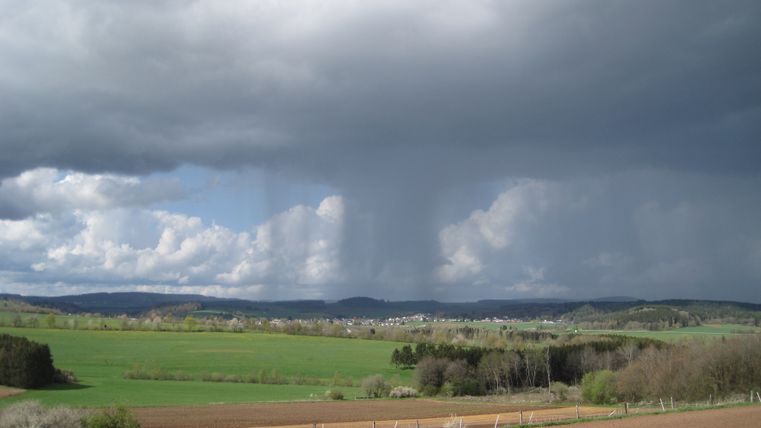 Landschaft in der Eifel mit Regenwolken am Himmel.